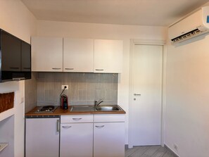 Fridge, stovetop, coffee/tea maker, electric kettle - Sun Secondo - Cosy little studio in the heart of Turin (Torino)