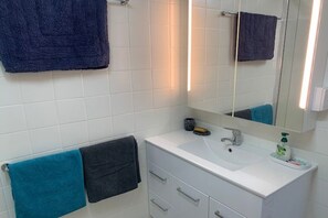Douche, sèche-cheveux, serviettes fournies, savon