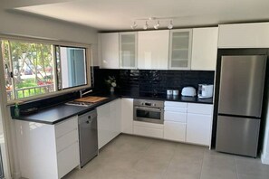 Fridge, microwave, oven, stovetop - BEACHFRONT, STRAND & Waterpark (North Ward)