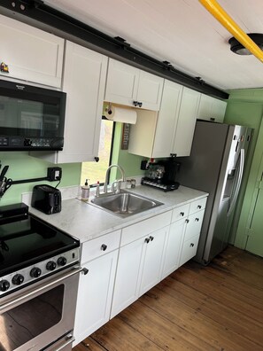 Refrigerador, microondas, horno y parrilla de estufa 