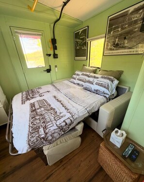 1 bedroom, desk, free WiFi, bed sheets - Eagle Ranch Railway Retreat (Spencer)