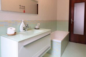 Shower, hair dryer, bidet, towels