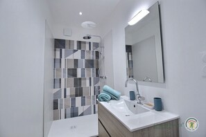 Shower, hair dryer - You'll love this comfortable, trendy home with the sea in front of you! (LANMODEZ)