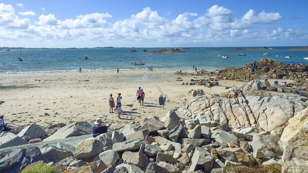 A rocky beach with people walking and boats in the water. - Ty Roc'h Lanmodez (sleeps 6) (LANMODEZ)