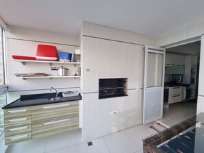Fridge, microwave, oven, stovetop - Wonderful Apartment In Oceano Biulding with balcony with BBQ and a big pool (Vila Alzira Guarujá)