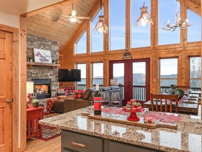 3 Min to Hatley Pointe - Hot Tub + Mountain Views - 3 Kings - Game Room