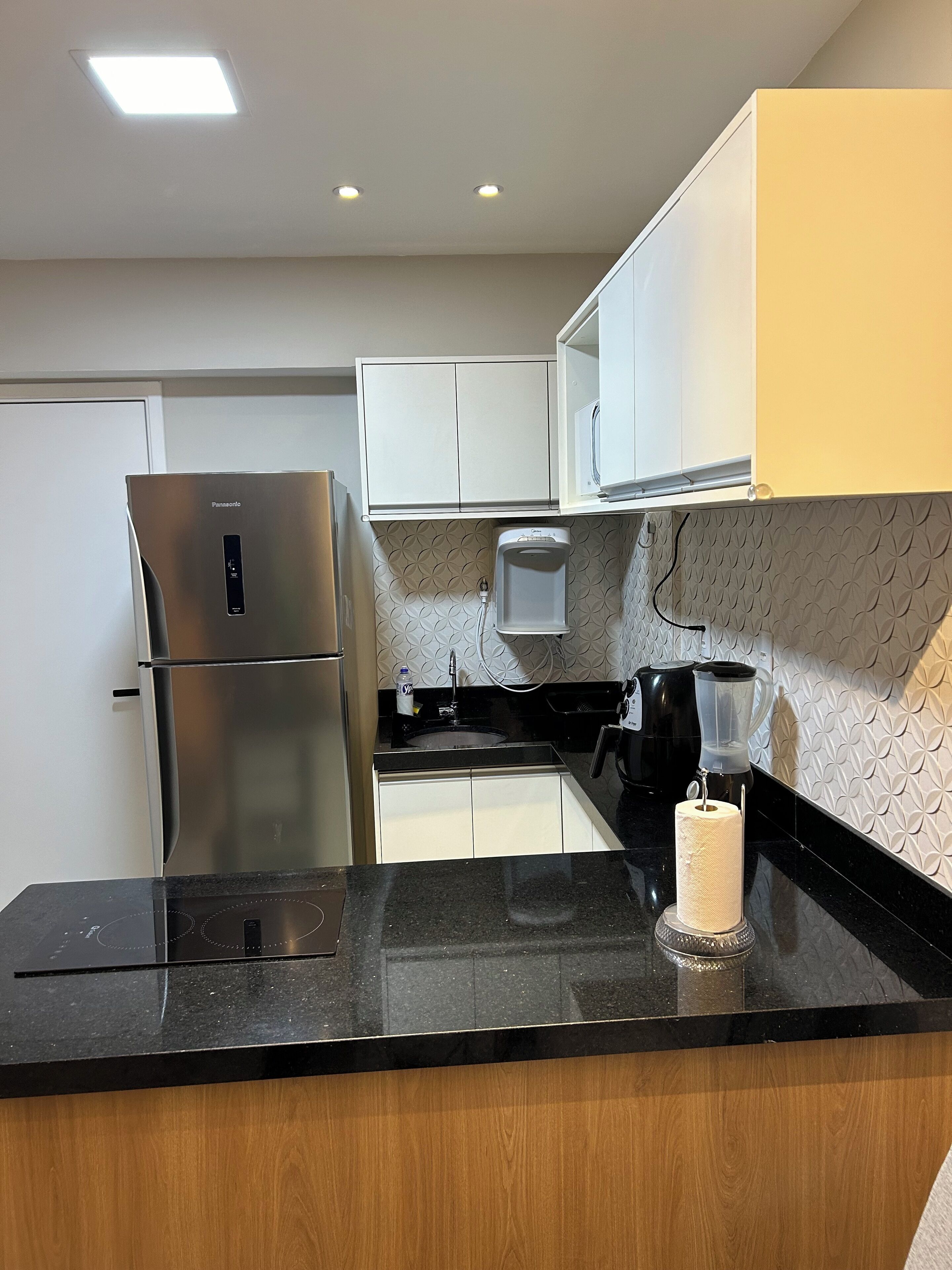 Geladeira, micro-ondas, cooktop, liquidificador