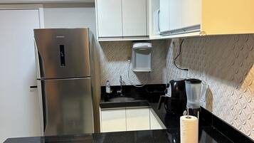 Geladeira, micro-ondas, cooktop, liquidificador