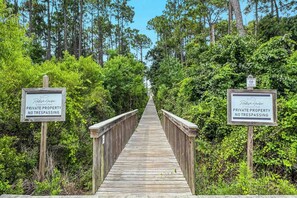 Property grounds - Boat Slip | Dog-Friendly | Outdoor Pool | Fenced-In Backyard | Beach Getaways (Pensacola)