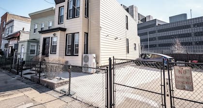 Chic & Comfortable 1 bed apt with Parking. Walking distance JSQ path. Sleeps 4.