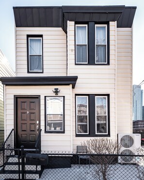 Exterior detail - Chic & Comfortable 1 bed apt with Parking. Walking distance JSQ path. Sleeps 4. (Jersey City)