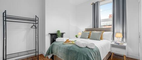 3 habitaciones, tabla de planchar con plancha, wifi y ropa de cama