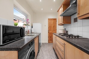 Micro-ondas, fogão, lava-louças