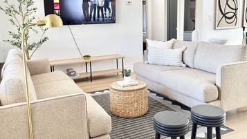 Una televisión, una chimenea