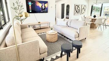 Una televisión, una chimenea