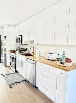 Microondas, horno, placa de cocina y lavavajillas