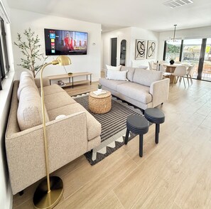 Una televisión, una chimenea