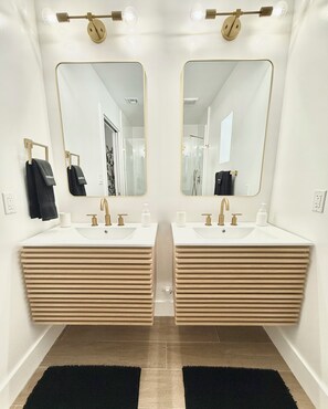 Dusch, hårtork, handdukar och tvål