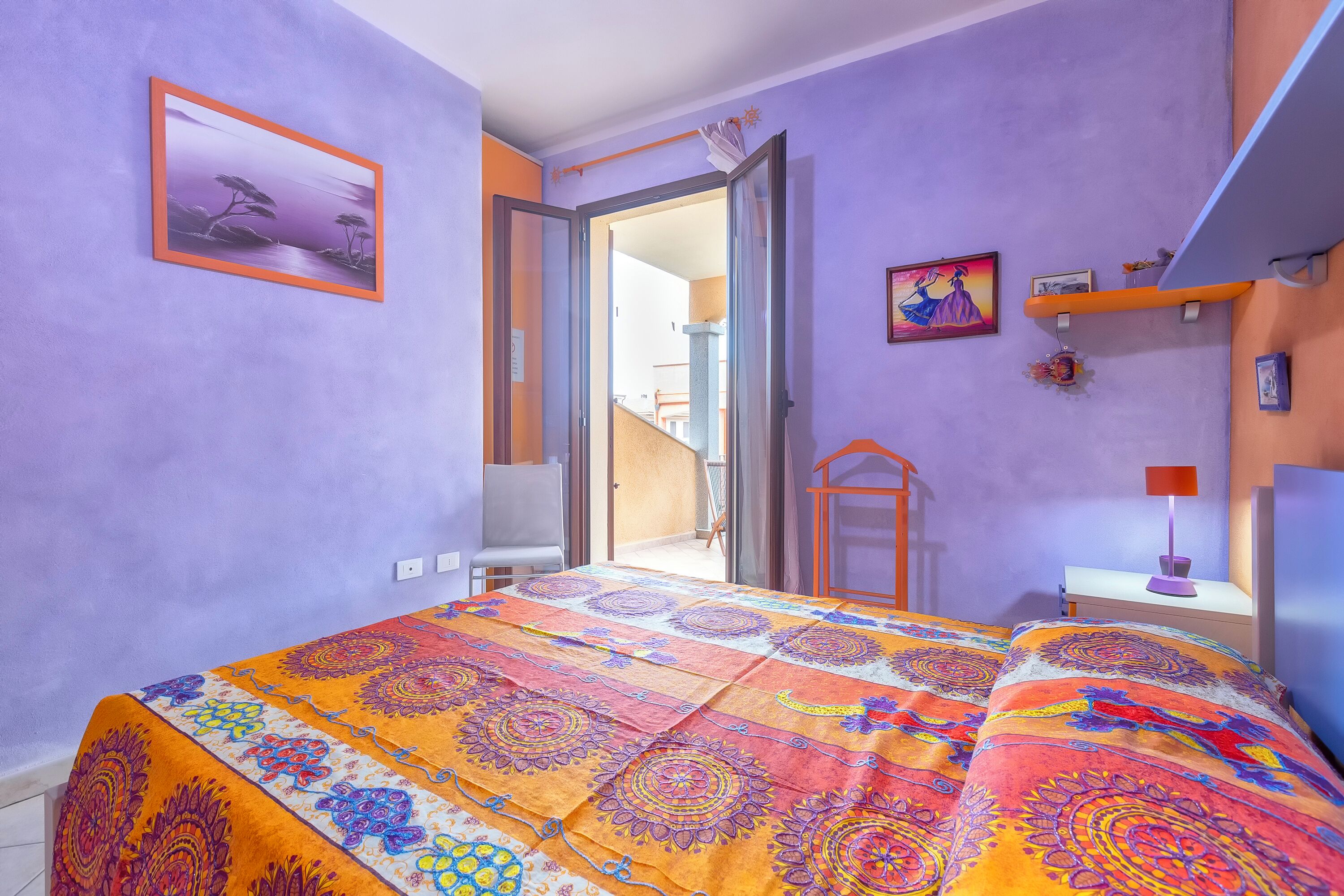 1 habitación, tabla de planchar con plancha y ropa de cama 