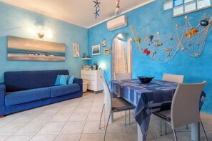 Dining - Apartment 'L'Elicriso - Profumi Di Sardegna' with Sea View, Private Terrace and Air Conditioning (La Ciaccia)