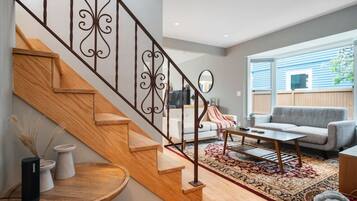 Smart TV, fireplace, stereo