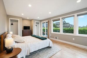 Desk, iron/ironing board, free WiFi, bed sheets - 3BR 3BA Kerry Park Retreat in Queen Anne, Near Stadium (Seattle)