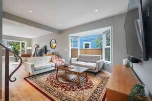 Smart TV, fireplace, stereo - 3BR 3BA Kerry Park Retreat in Queen Anne, Near Stadium (Seattle)