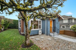 Exterior - 3BR 3BA Kerry Park Retreat in Queen Anne, Near Stadium (Seattle)