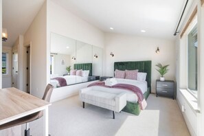 3 bedrooms, desk, iron/ironing board, WiFi - 3BR 2BA Tudor Townhouse on Queen Anne, Seattle- w View! (Seattle)