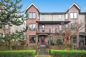 Exterior - 3BR 2BA Tudor Townhouse on Queen Anne, Seattle- w View! (Seattle)