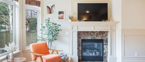 Televisie en een open haard