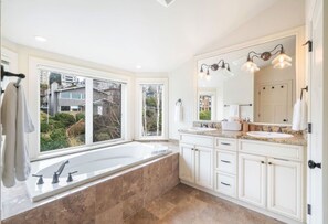 Hair dryer - 3BR 2BA Tudor Townhouse on Queen Anne, Seattle- w View! (Seattle)