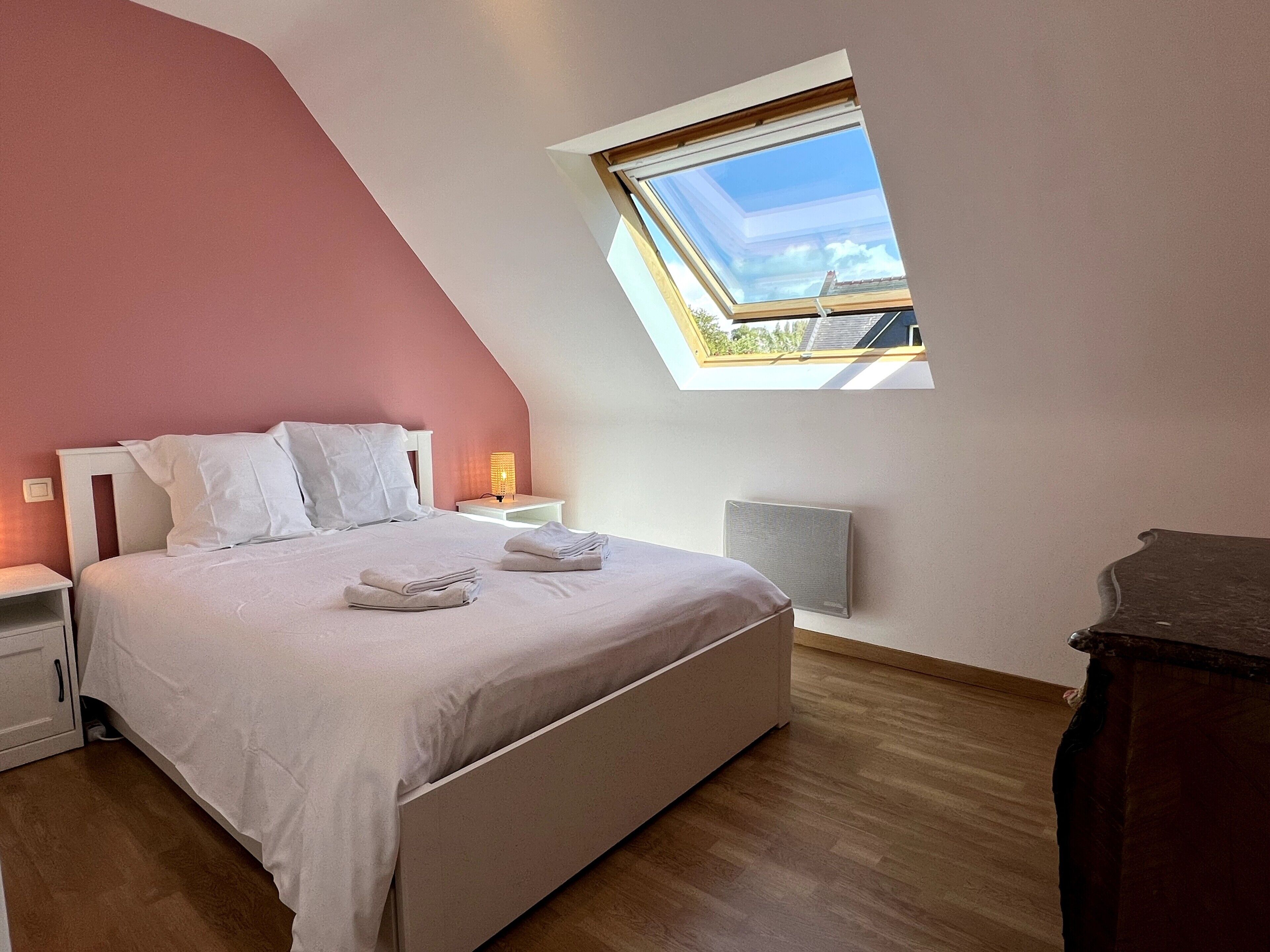 4 bedrooms, iron/ironing board, free WiFi, bed sheets