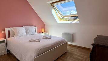 4 bedrooms, iron/ironing board, free WiFi, bed sheets