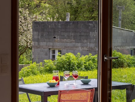 Restauration extérieure. 'Maison De Charlie' par Madame est Servie - avec terrasse privée, jardin privé et Wi-Fi
