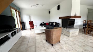 TV, lareira, DVD player