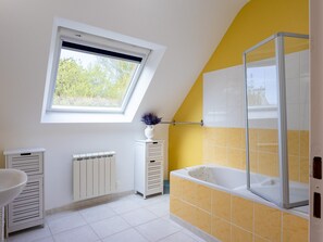 Shower, hair dryer, towels - 'Maison De Charlie' by Madame est Servie – Private Terrace, Garden & Wi-Fi (Trégastel)