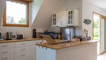 Een koelkast, een microgolfoven, een oven, een kookplaat