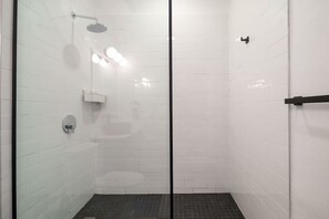 Ducha, bañera de hidromasaje, secador de pelo y bidé