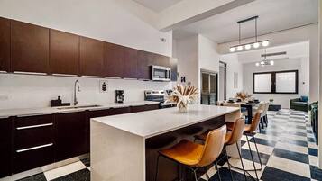 Frigorifero, microonde, forno, piano cottura