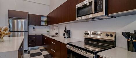 Kühlschrank, Mikrowelle, Ofen, Herdplatte