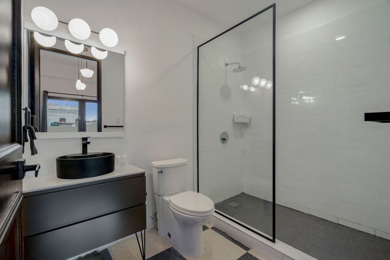 Bruser, boblebadekar, hårtørrer, bidet