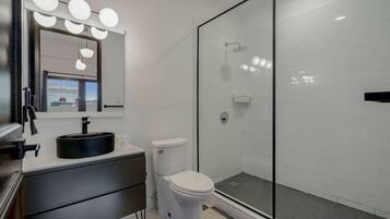 Bruser, boblebadekar, hårtørrer, bidet