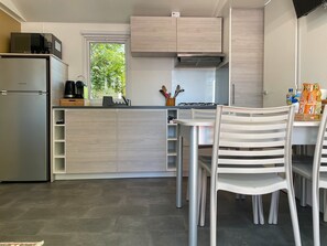Fridge, microwave, stovetop, coffee/tea maker - Caravan 'Les Bord Du Lac Leman' with Lake View, Shared Terrace and Private Garden (Sciez)