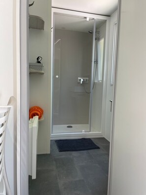 Douche, sèche-cheveux, serviettes fournies