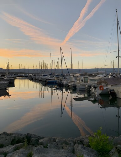 Caravan &#x27;Les Bord Du Lac Leman&#x27; with Lake View, Shared Terrace and Private Garden