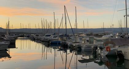Caravan 'Les Bord Du Lac Leman' with Lake View, Shared Terrace and Private Garden