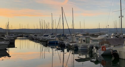 Wohnwagen 'Les Bord Du Lac Léman' mit Seeblick, gemeinsamer Terrasse und privatem Garten