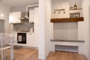 Fridge, coffee/tea maker, cookware/dishes/utensils - Apartment 'Simona Lago Maggiore' with Mountain View, Balcony and Wi-Fi (Comacchio)