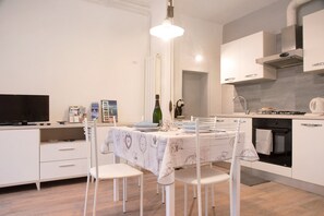 Kühlschrank, Wasserkocher mit Kaffee-/Teezubehör